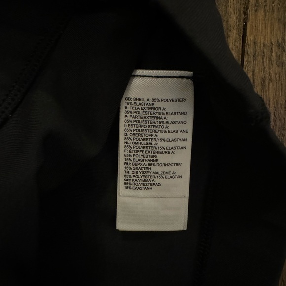 black sports bra with razor back from the north face!🖤 - Picture 4 of 4